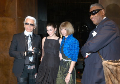 ÅPNER OPP: I boka skriver Talley også åpent om vennskapet han hadde med avdøde Karl Lagerfeld. Her er de fotografert med Lagerfeld og Wintours datter Bee Shaffer. Foto: NTB Scanpix ÅPNER OPP: I boka skriver Talley også åpent om vennskapet han hadde med avdøde Karl Lagerfeld. Her er de fotografert med Lagerfeld og Wintours datter Bee Shaffer. Foto: NTB Scanpix